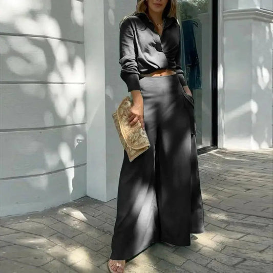 Traje de verano con camisa anudada y pantalón palazzo de cintura alta