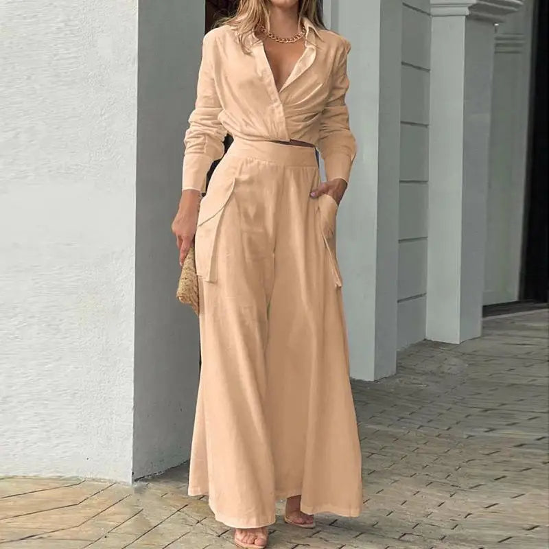 Traje de verano con camisa anudada y pantalón palazzo de cintura alta