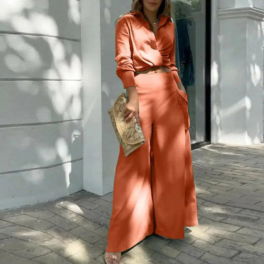 Traje de verano con camisa anudada y pantalón palazzo de cintura alta