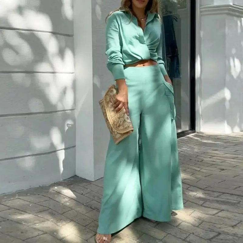 Traje de verano con camisa anudada y pantalón palazzo de cintura alta