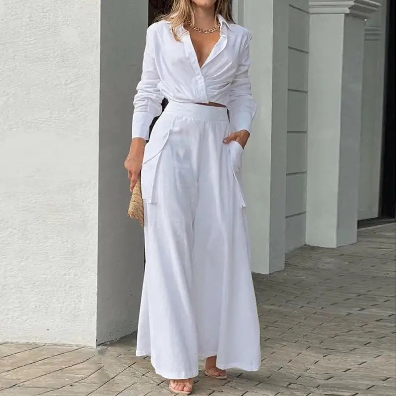 Traje de verano con camisa anudada y pantalón palazzo de cintura alta